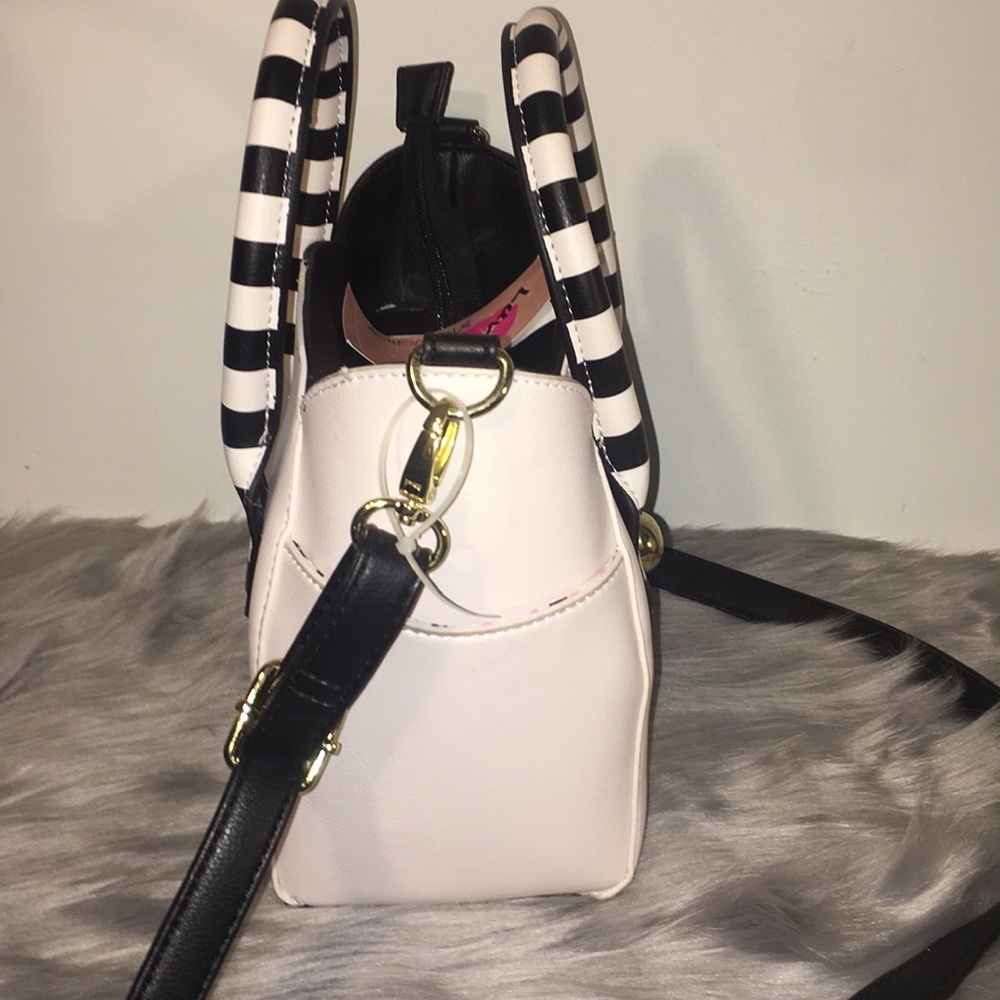 Sold on ♏️ 🌺Betsey Johnson kitty purse💕 - Picture 8 of 8